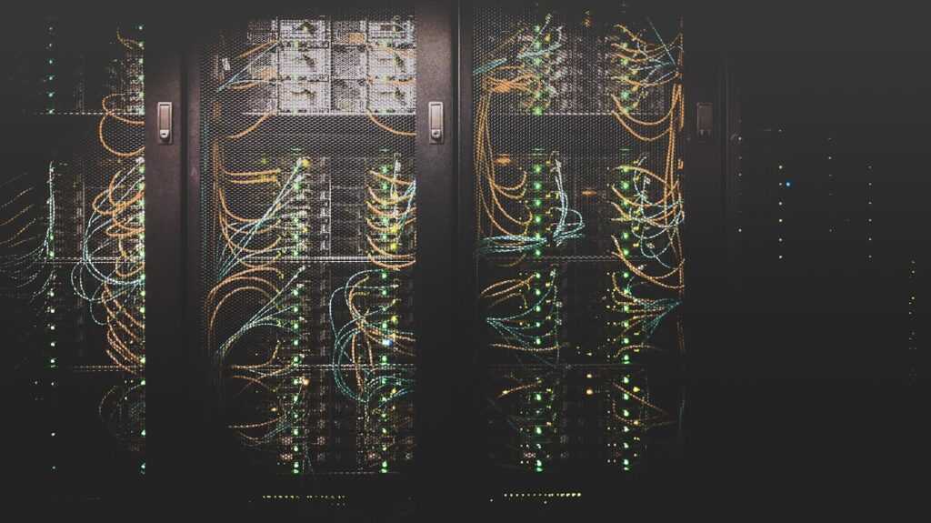 Dell: backlog de US$51B que cambia la tesis Centro de datos con racks de servidores, el terreno donde Dell construye su negocio de IA. Foto: Taylor Vick / Unsplash.